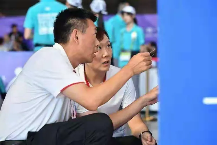 足球队员争分夺秒，角逐胜利奖杯