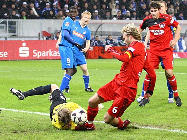 关于勒沃库森联队主力罗尔受伤下场的信息