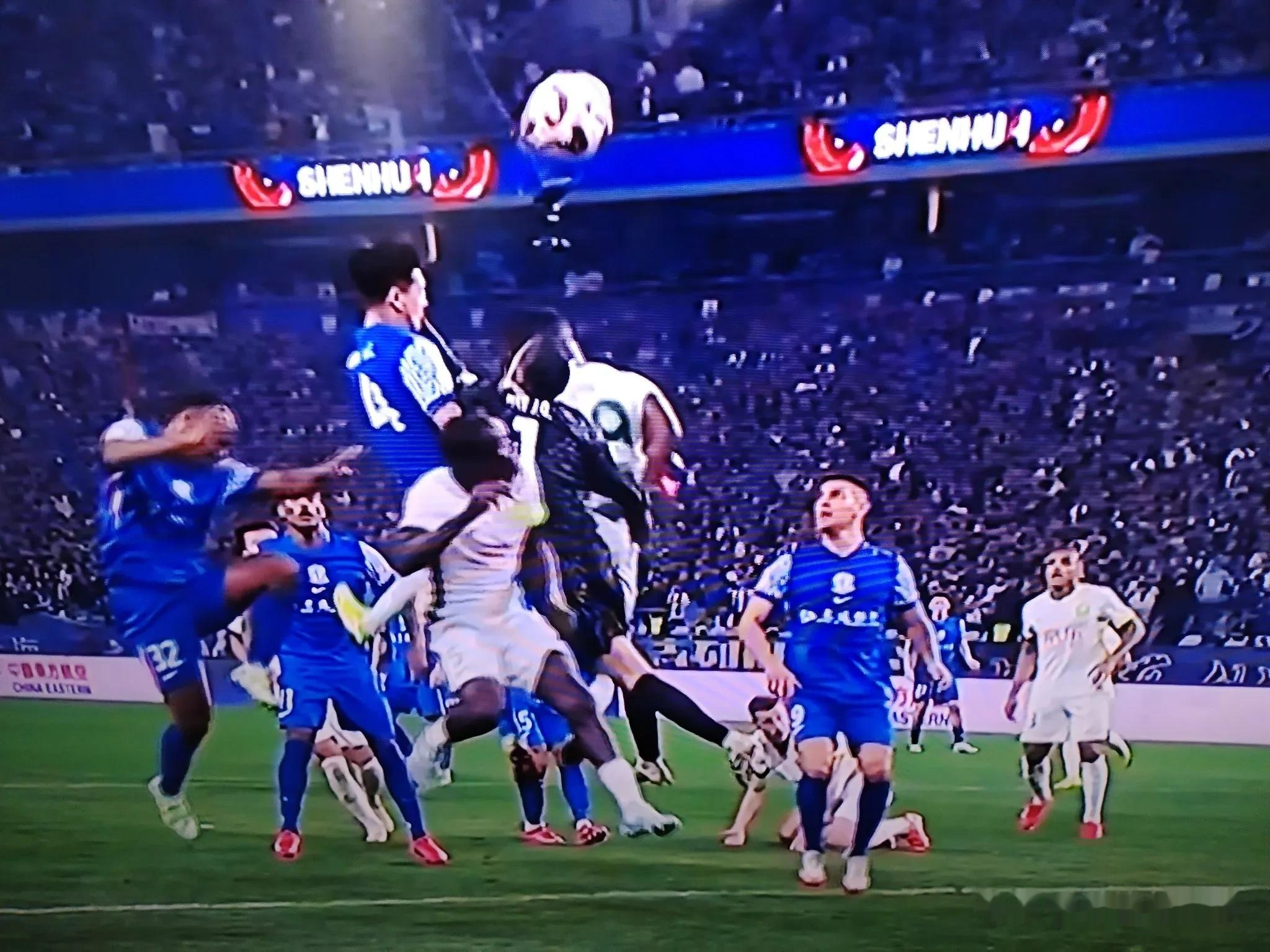 足球赛场惊险连连争夺榜首位置如火如荼的简单介绍 足球赛场惊险连连争夺榜首位置如火如荼的简单介绍