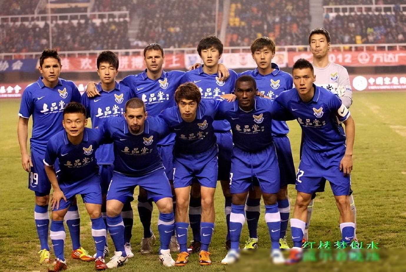 足球赛场惊险连连争夺榜首位置如火如荼的简单介绍 足球赛场惊险连连争夺榜首位置如火如荼的简单介绍