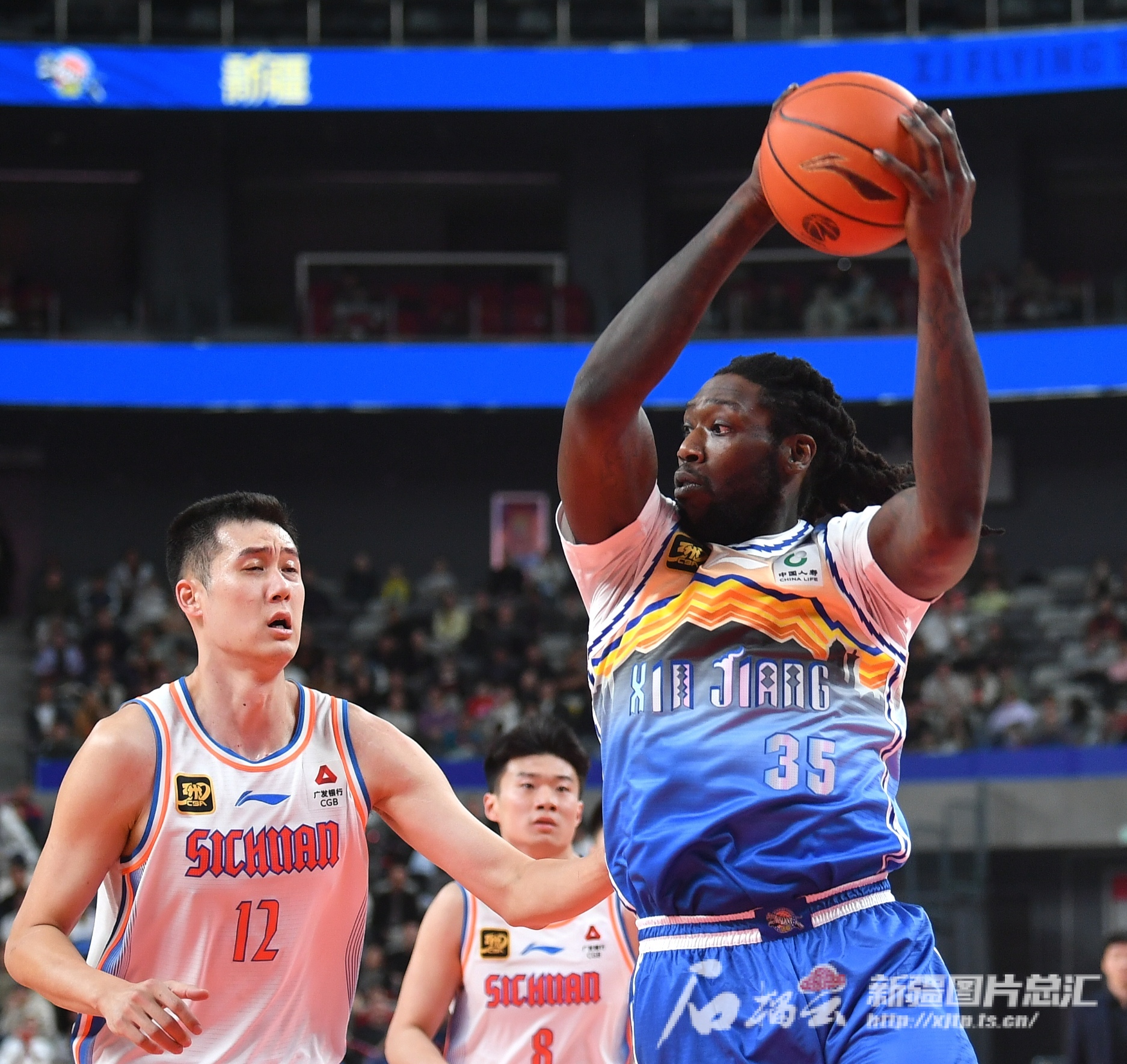 新疆男篮战绩熠熠生辉,冲击第一名 新疆男篮战绩熠熠生辉,冲击第一名