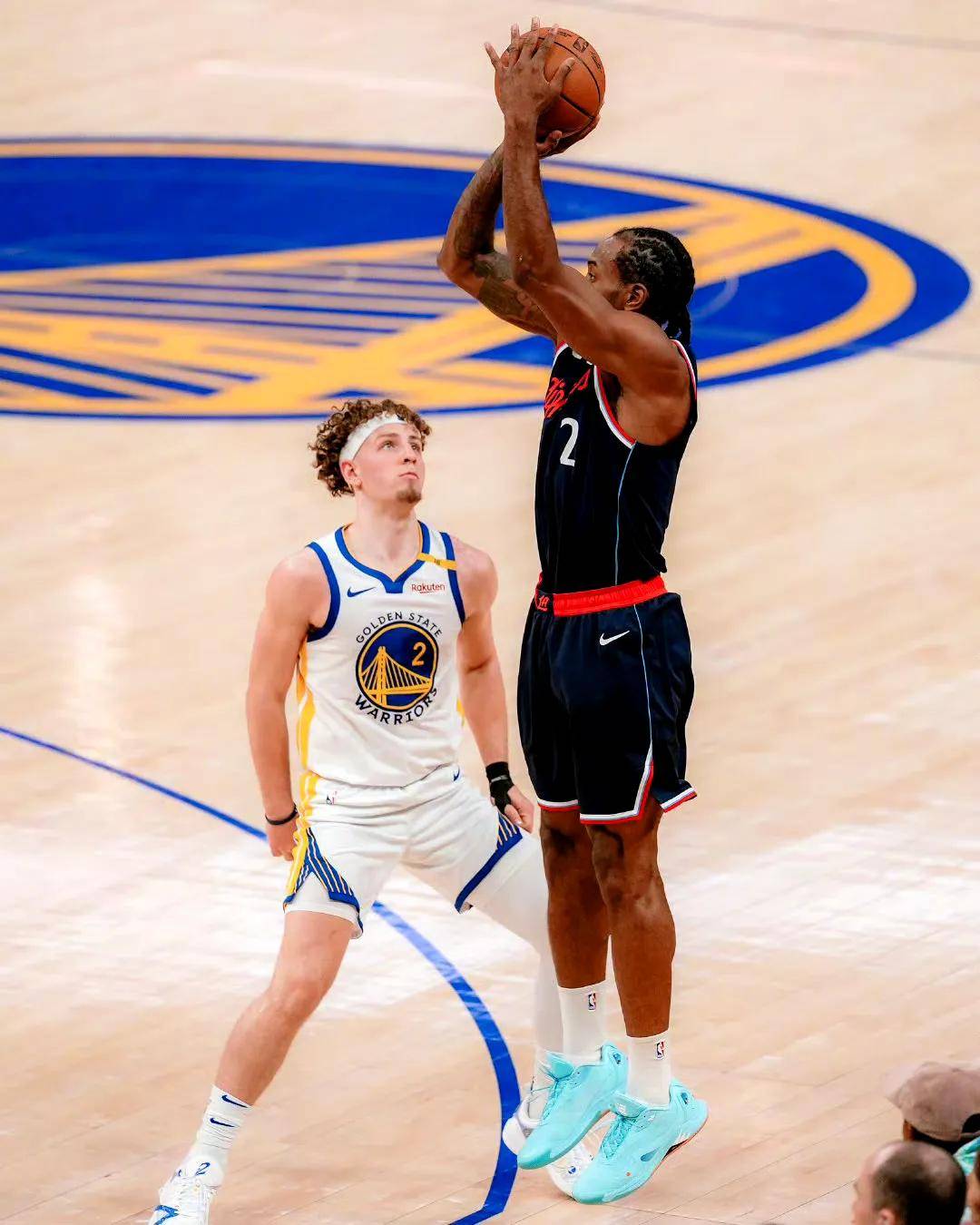 勇士队火力全开,库里伦纳德激烈对决 勇士队火力全开,库里伦纳德激烈对决