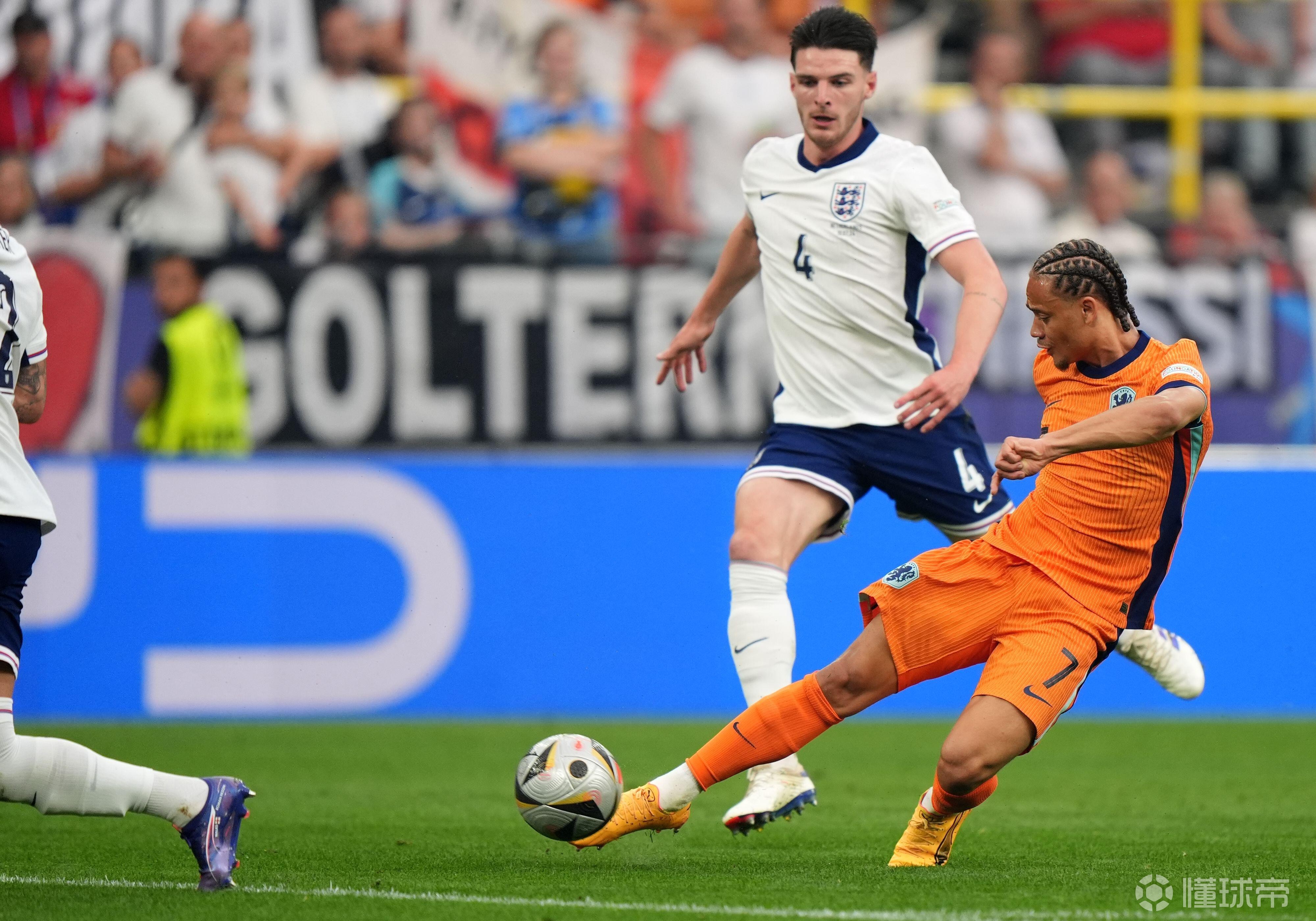 荷兰队成功晋级,与捷克队争夺欧洲杯半决赛席位 荷兰队成功晋级,与捷克队争夺欧洲杯半决赛席位