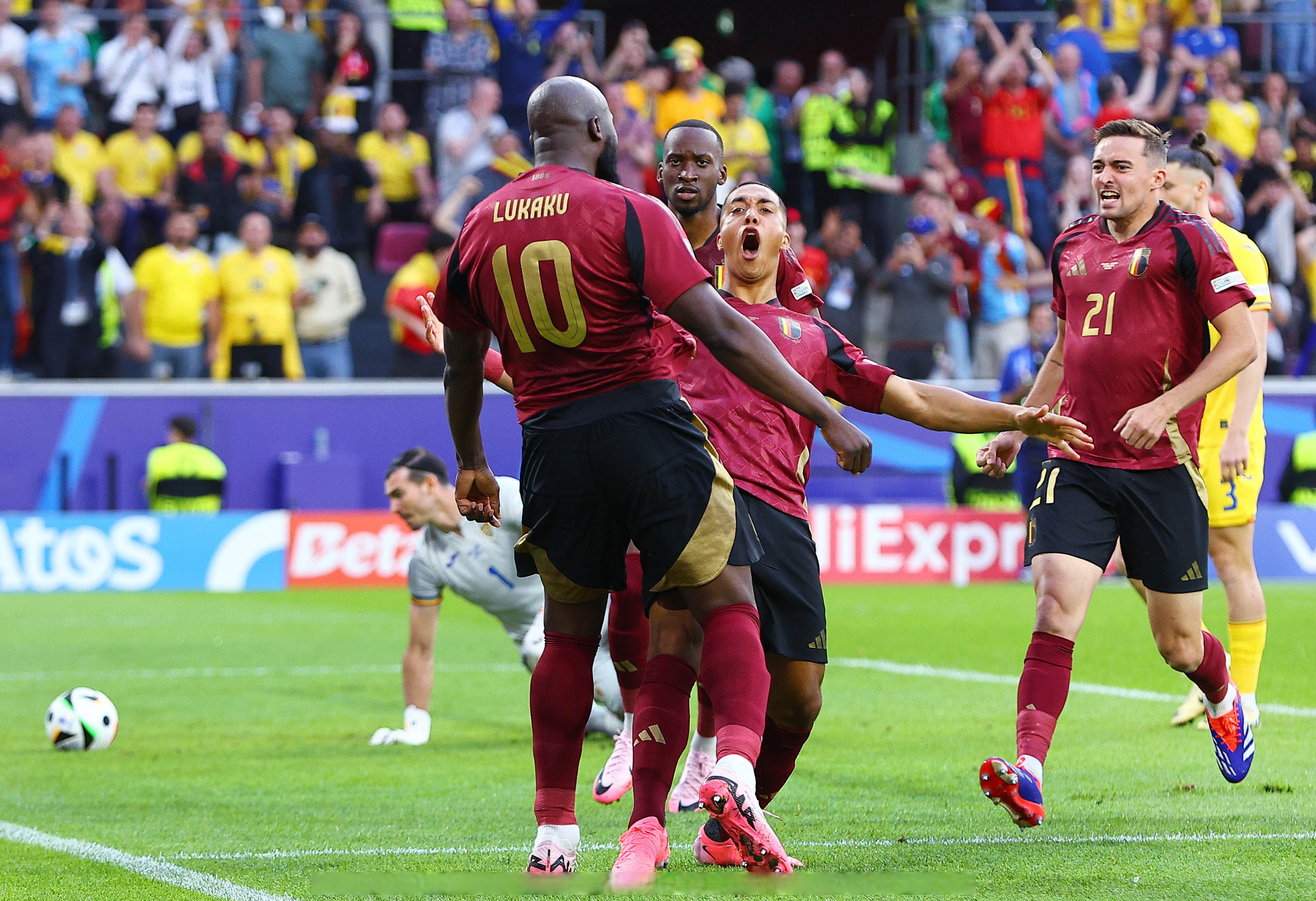 比利时队在关键比赛中击败对手