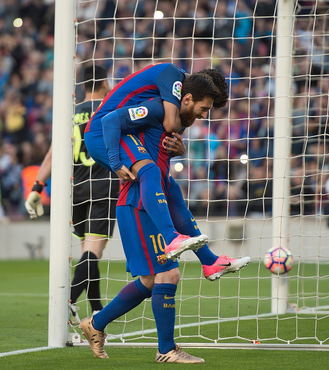 关于梅西再下一个帽子戏法，巴萨获得重要胜利的信息