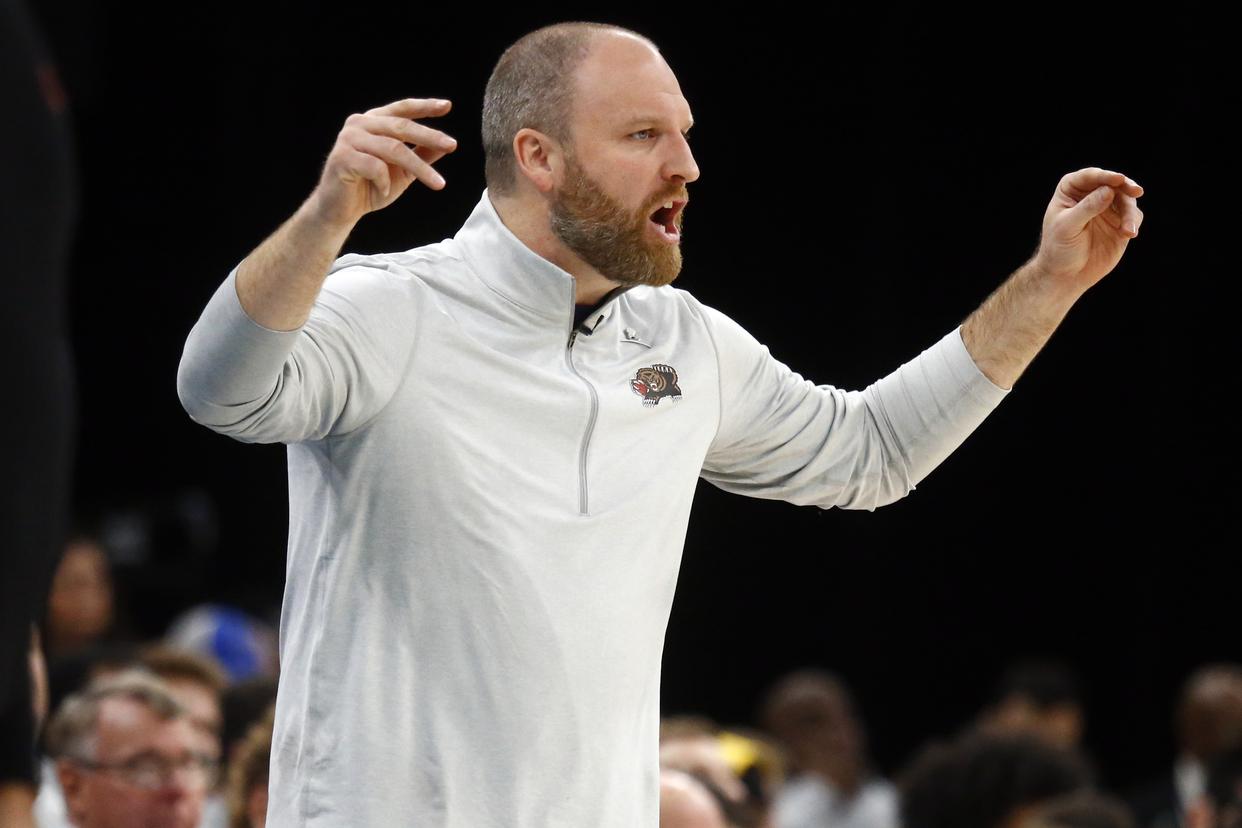 FB体育注册网址-猛龙主帅表态强硬，不惧失利困墧的简单介绍