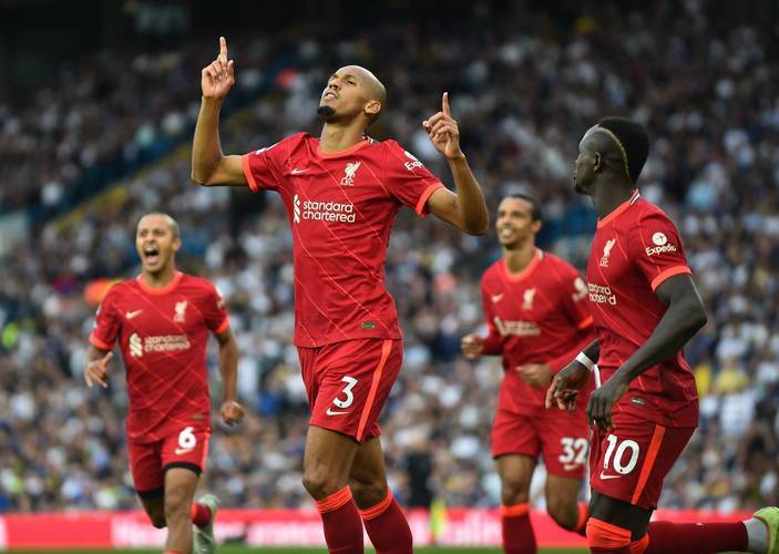 曼联切尔西上演激烈对抗,比赛中存在争议 曼联切尔西上演激烈对抗,比赛中存在争议