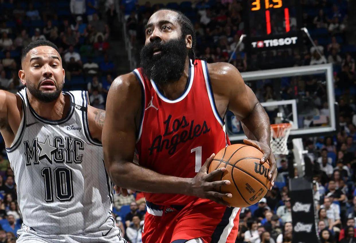 快船大胜对手,全队合力攻防无懈! 快船大胜对手,全队合力攻防无懈!