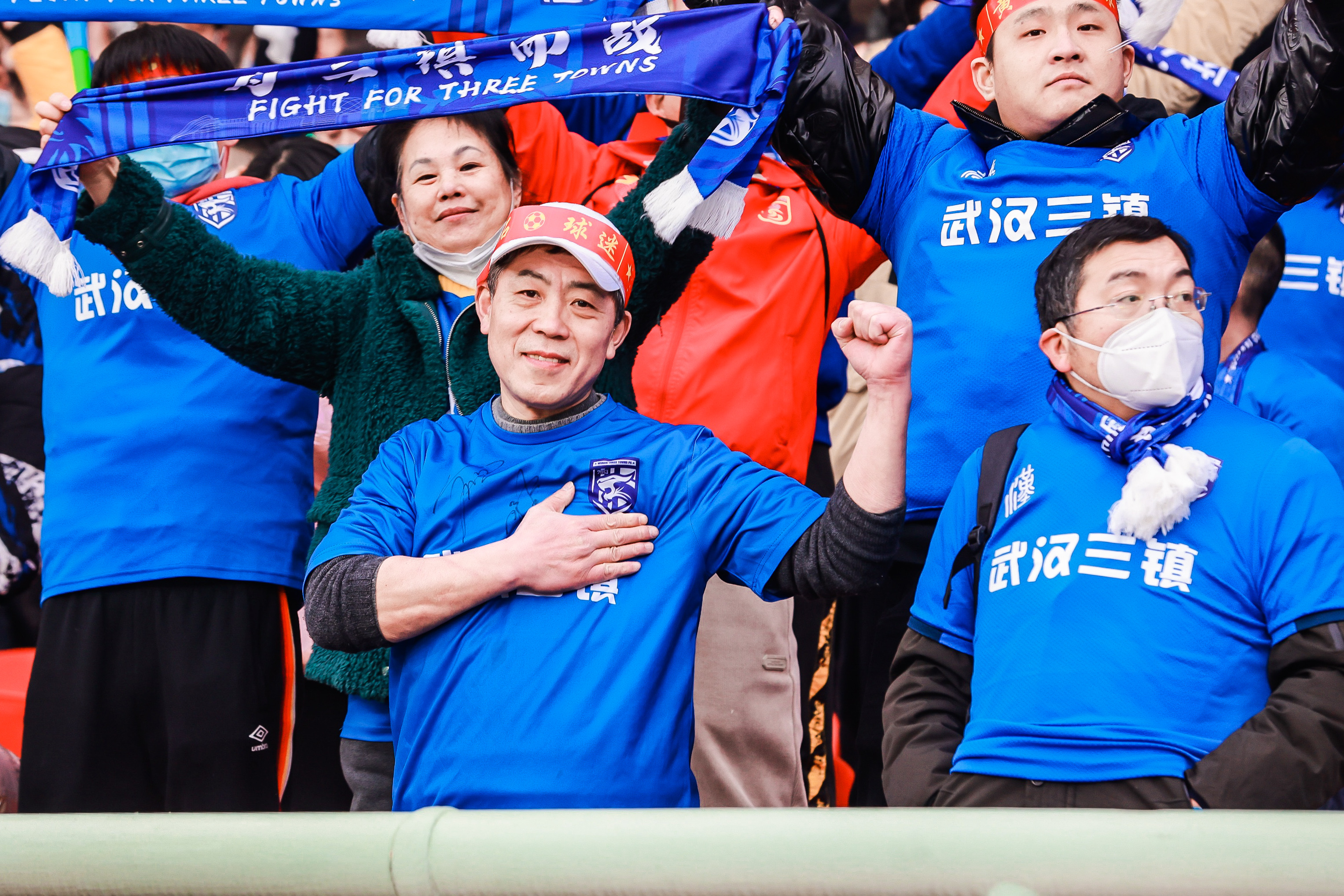 熱那亚国家队在欧预赛中斩获胜利,球迷欢呼 熱那亚国家队在欧预赛中斩获胜利,球迷欢呼