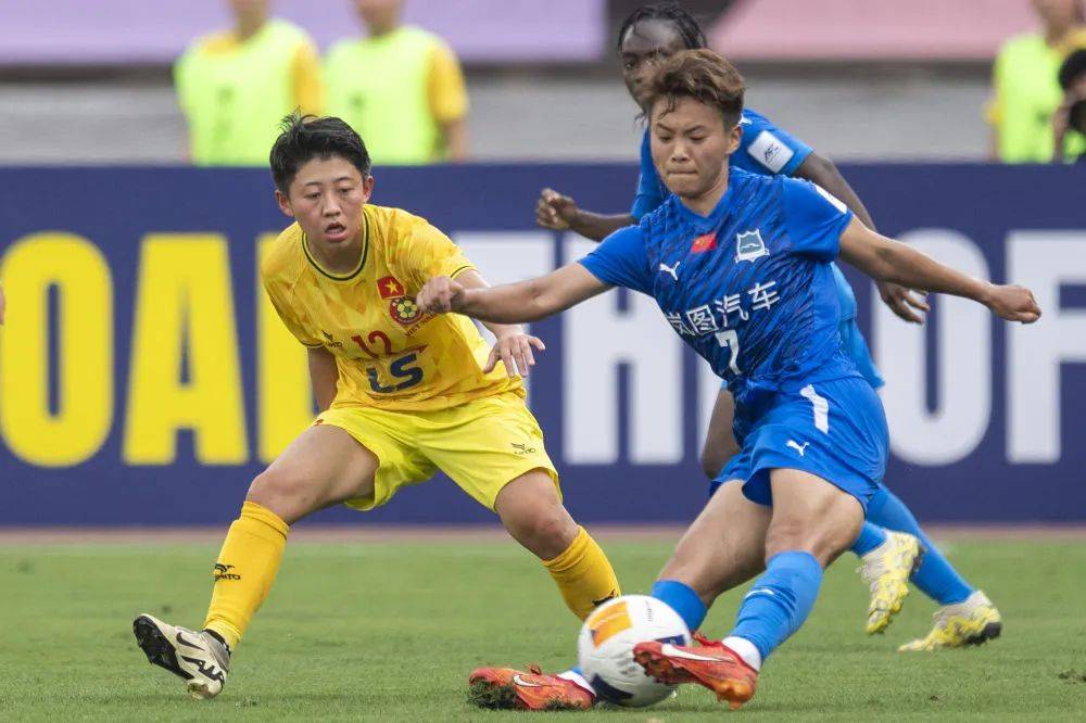 紧张气氛!国内足球比赛掀开新篇章 紧张气氛!国内足球比赛掀开新篇章