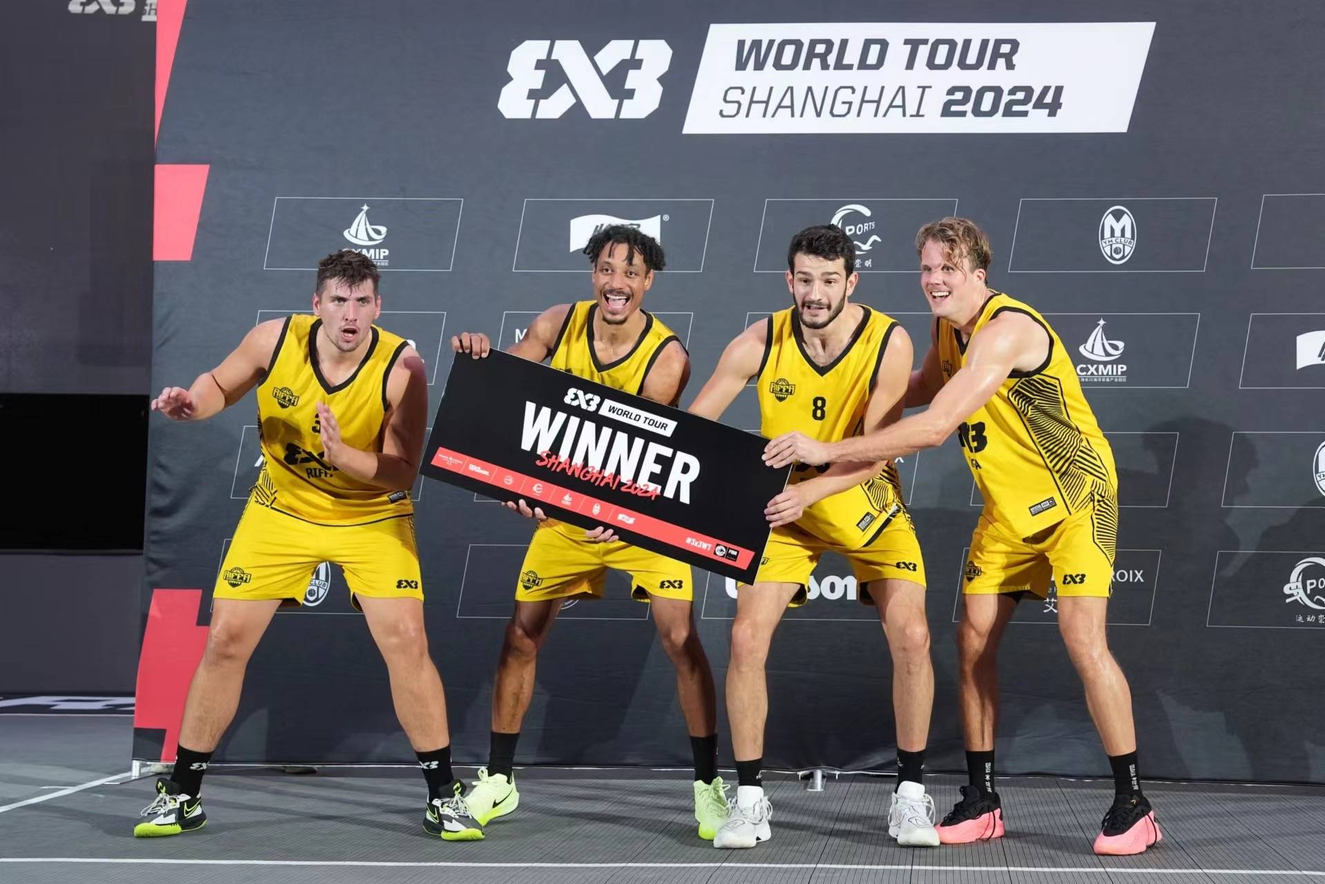 火爆较量:篮球比赛现场球员犀利表现,场面壮观 火爆较量:篮球比赛现场球员犀利表现,场面壮观