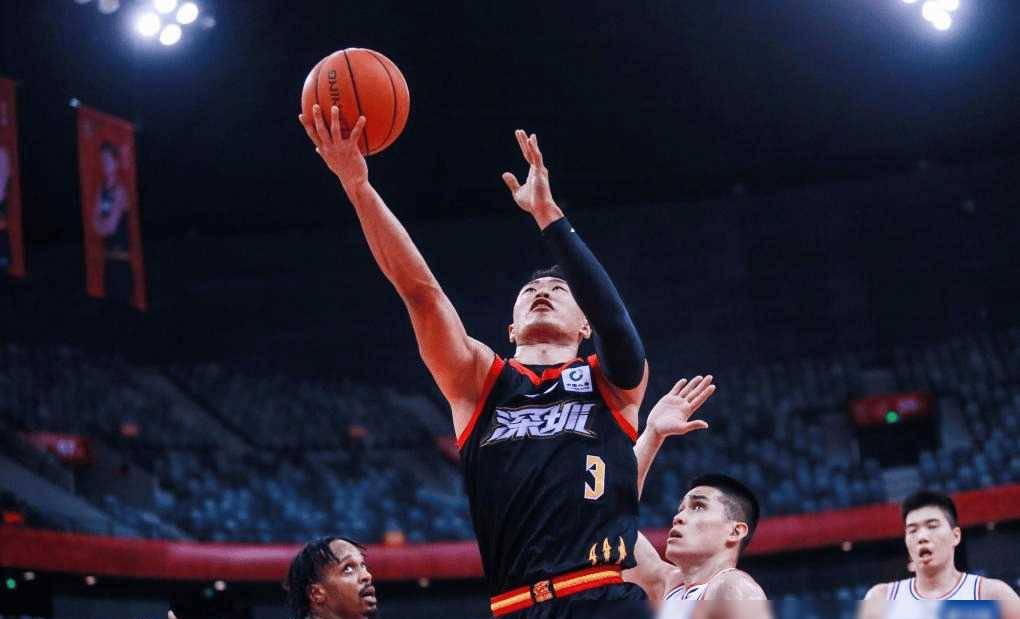 火爆较量:篮球比赛现场球员犀利表现,场面壮观 火爆较量:篮球比赛现场球员犀利表现,场面壮观