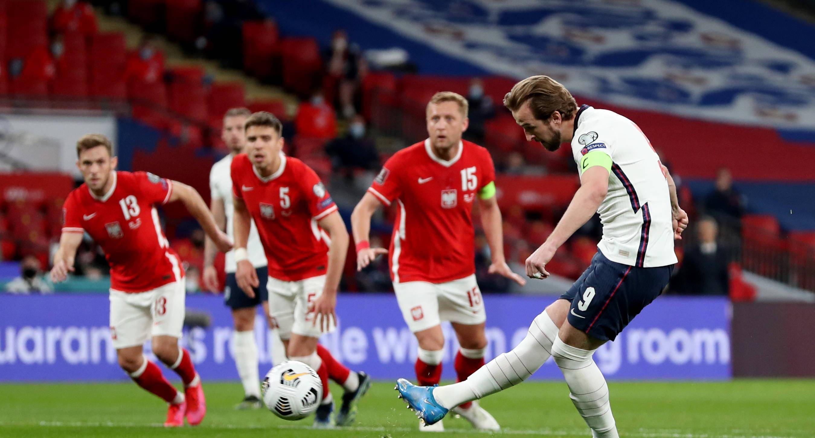 英格兰队员寻求突破,全力争取晋级 英格兰队员寻求突破,全力争取晋级