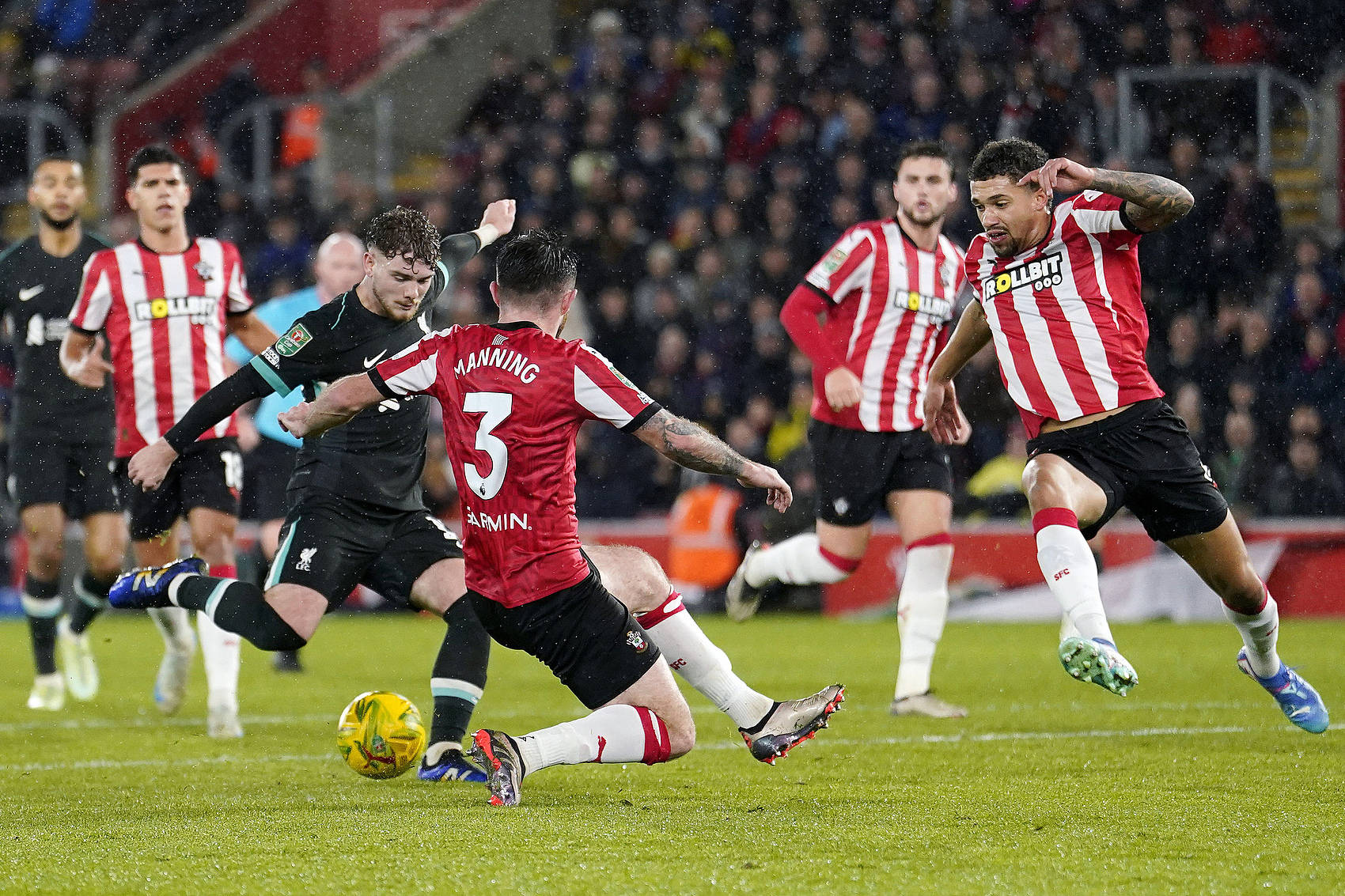 英格兰队员寻求突破,全力争取晋级 英格兰队员寻求突破,全力争取晋级