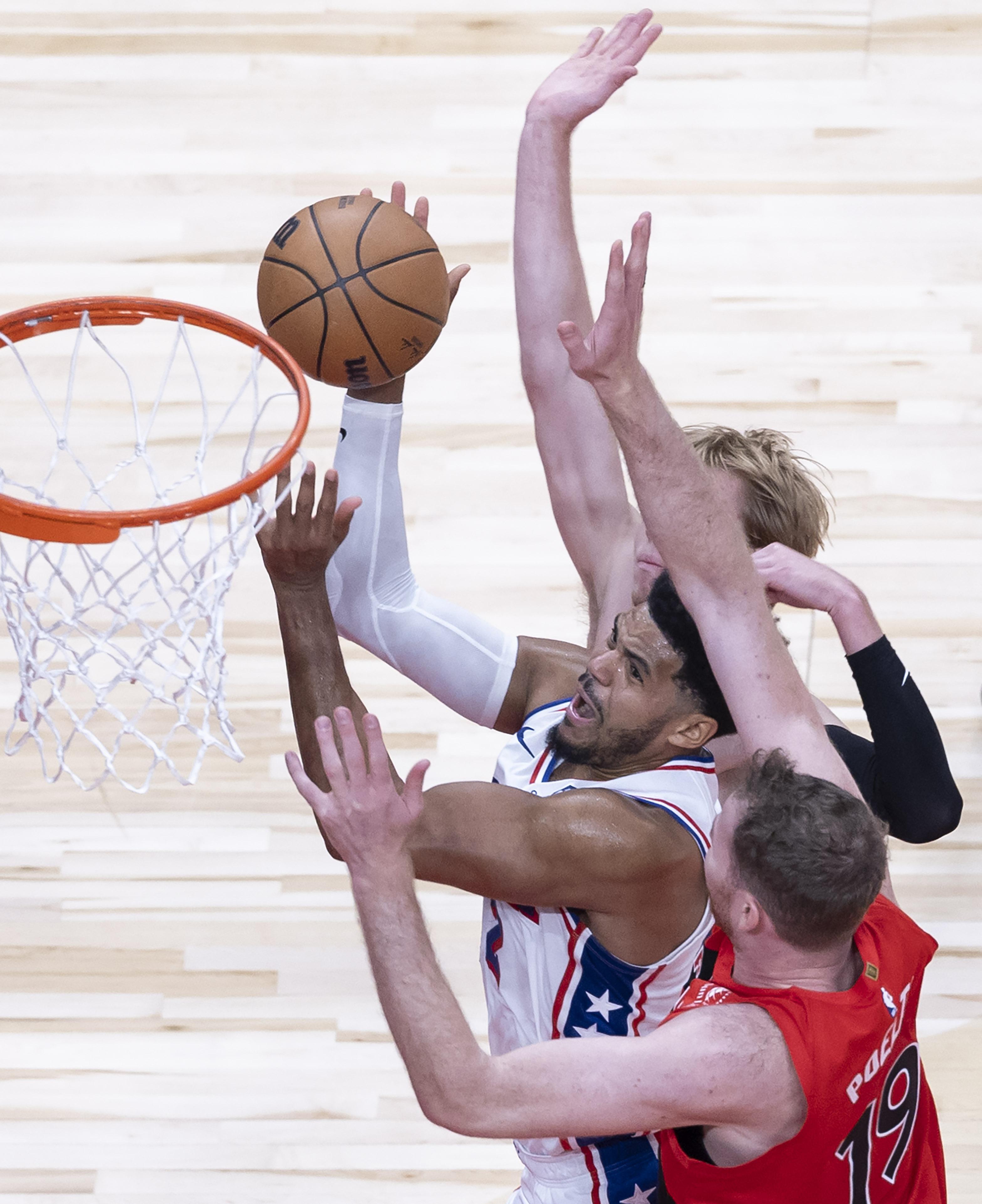 76人队球员在比赛中表现不俗 76人队球员在比赛中表现不俗