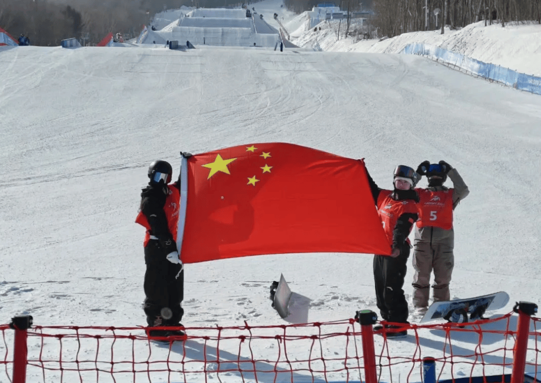 挪威滑雪选手领先全场,斩获冠军 挪威滑雪选手领先全场,斩获冠军