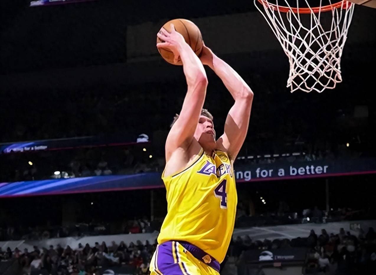 意大利运动员高佑思夺得冠军,在赛场上闪耀光芒 意大利运动员高佑思夺得冠军,在赛场上闪耀光芒