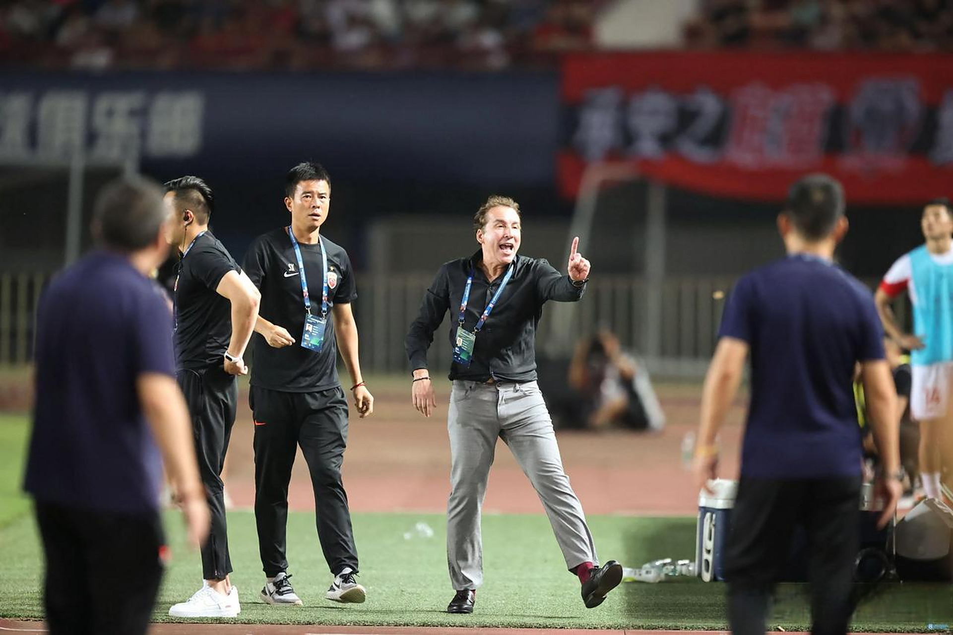 包含上海上港客场不敌山东鲁能,连续遭遇阻击的词条 包含上海上港客场不敌山东鲁能,连续遭遇阻击的词条