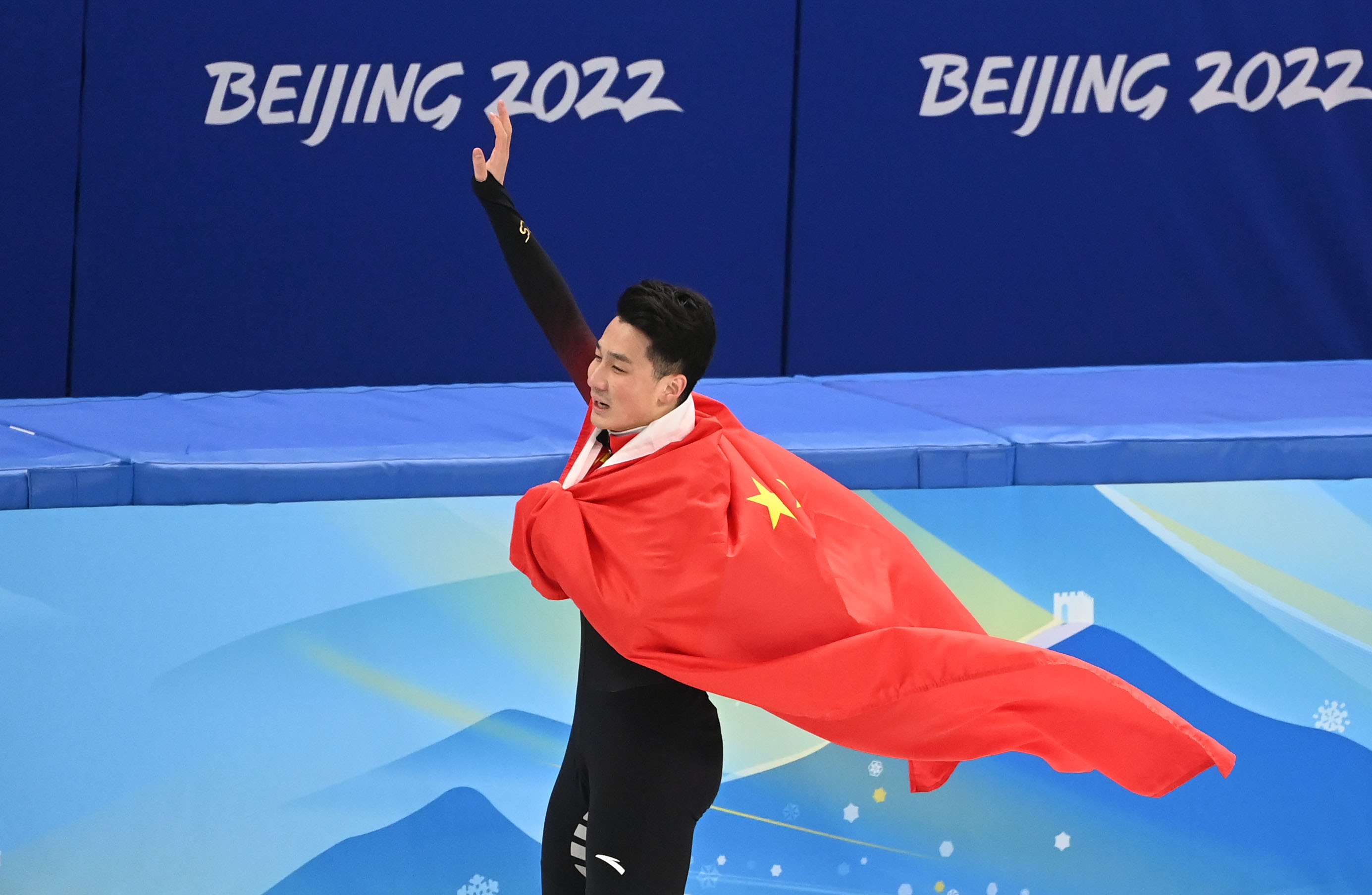 短道速滑选手强势夺冠再展风采 短道速滑选手强势夺冠再展风采