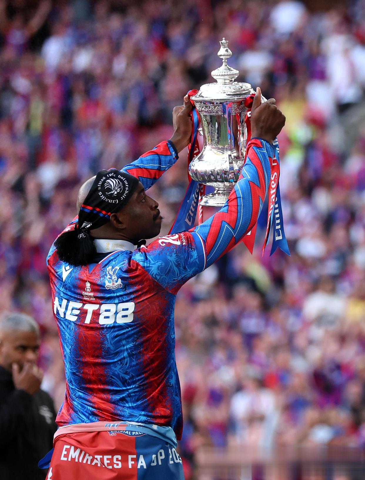 狼队客场战胜水晶宫,稳步前进 狼队客场战胜水晶宫,稳步前进