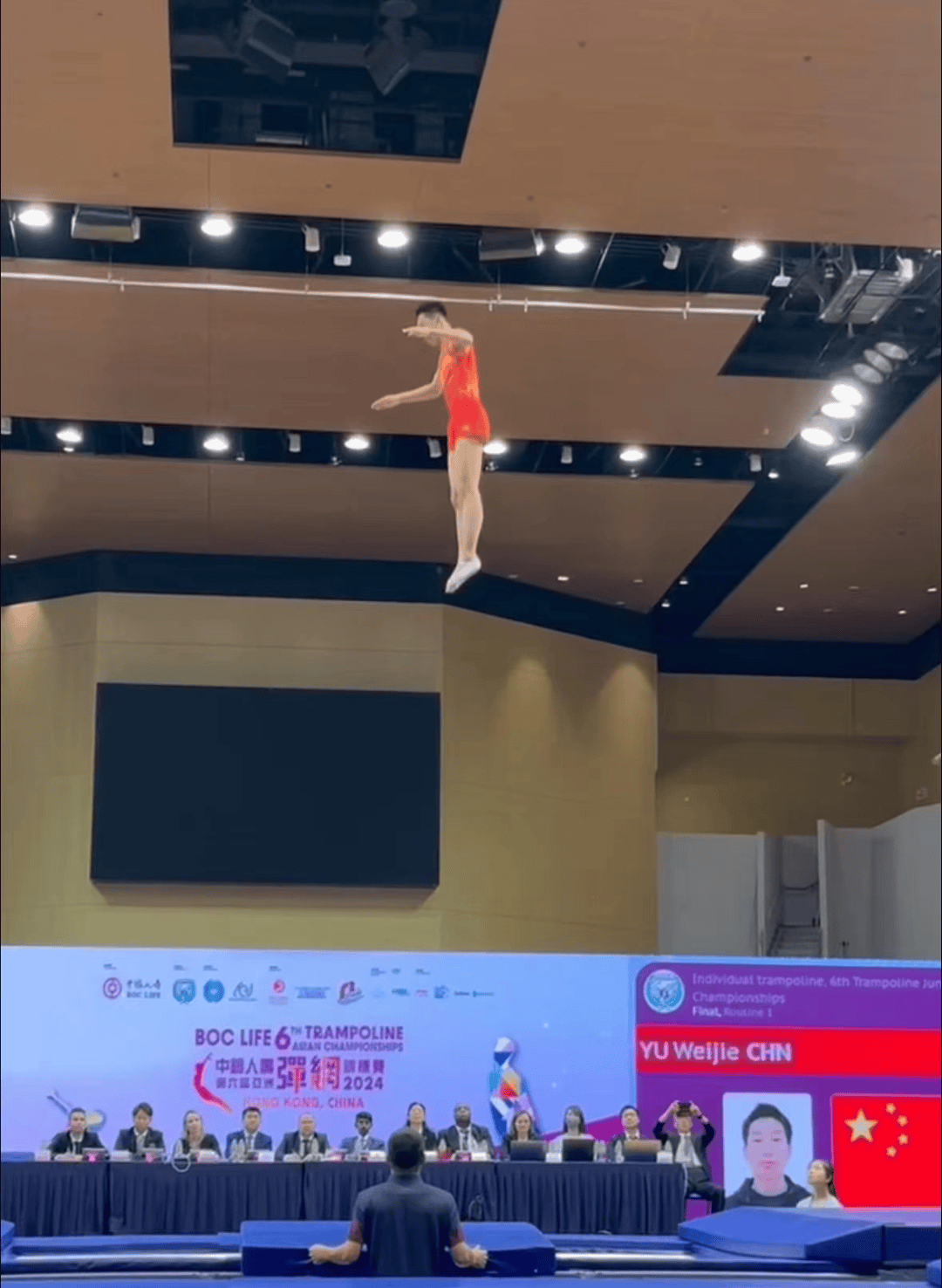 FB体育在线-蹦床选手高难度动作，一举夺冠