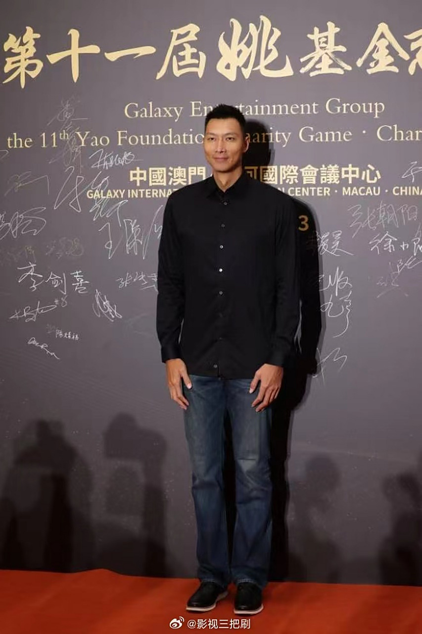 篮球明星为慈善晚宴募得巨额善款 篮球明星为慈善晚宴募得巨额善款