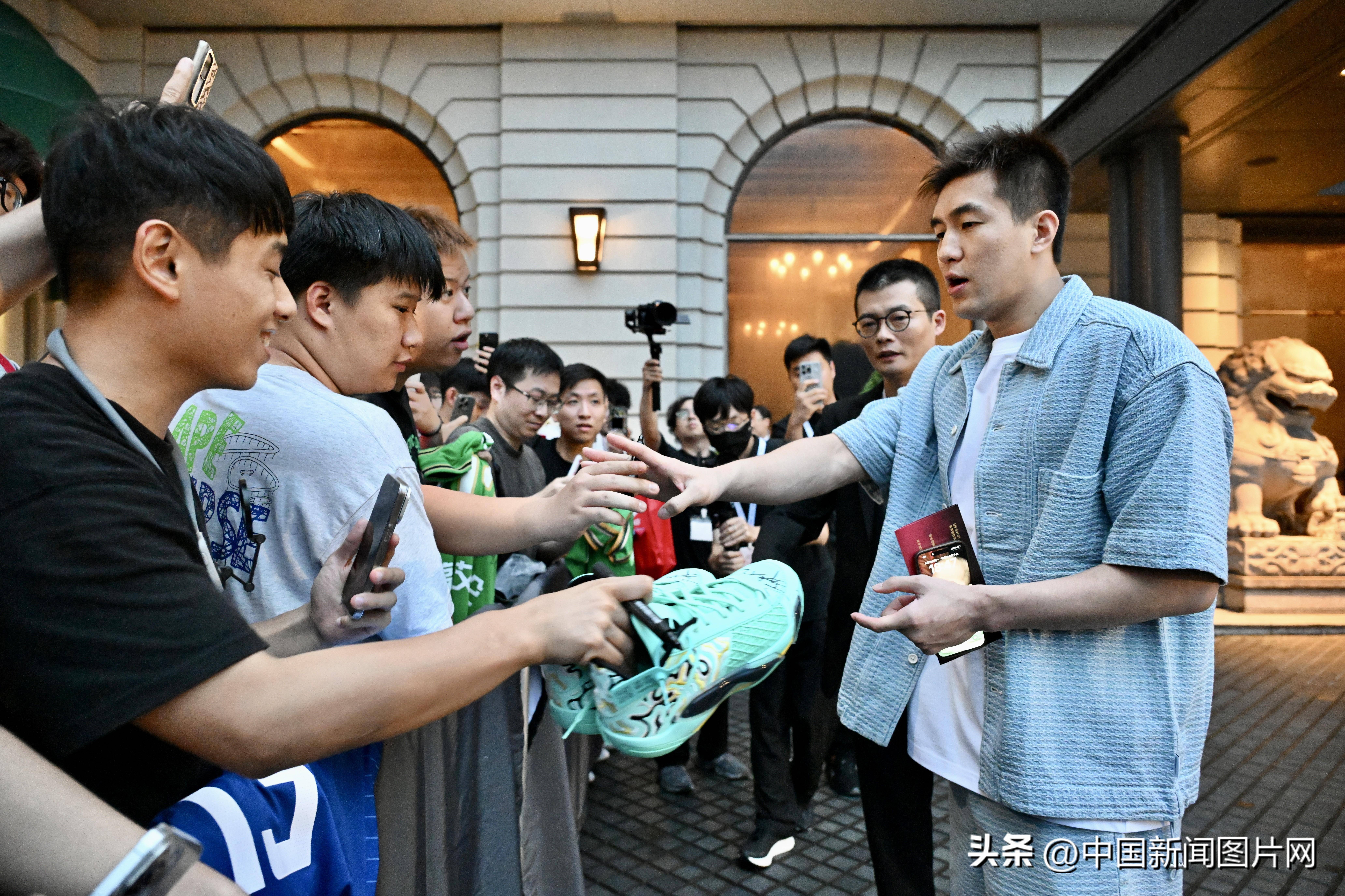 篮球明星为慈善晚宴募得巨额善款 篮球明星为慈善晚宴募得巨额善款