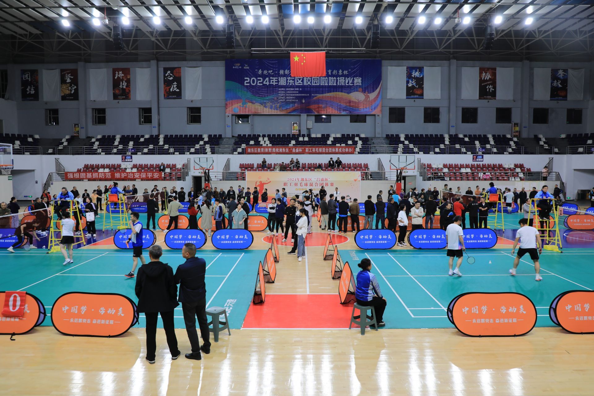 现场气氛热烈,比赛如火如荼 现场气氛热烈,比赛如火如荼