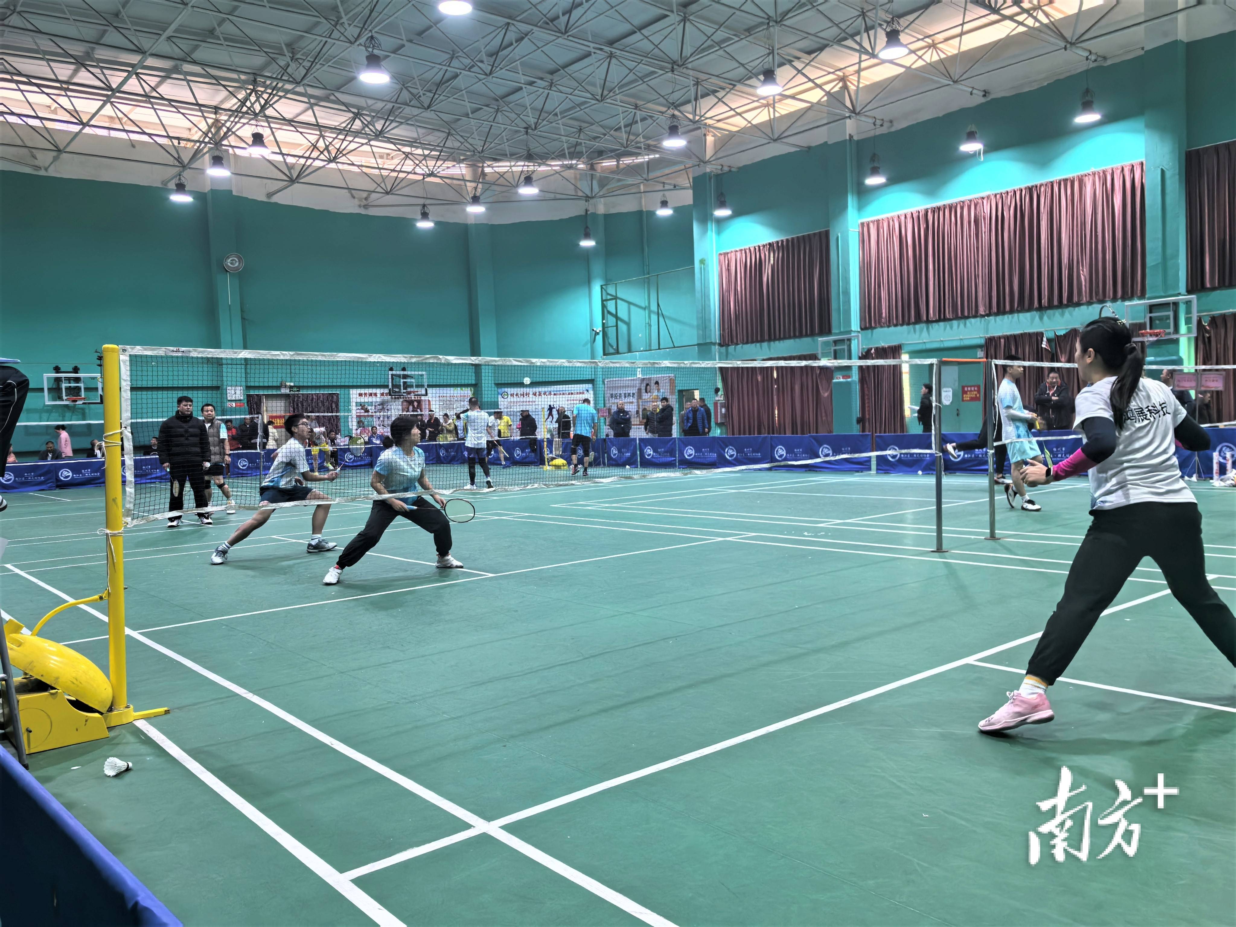 现场气氛热烈,比赛如火如荼 现场气氛热烈,比赛如火如荼