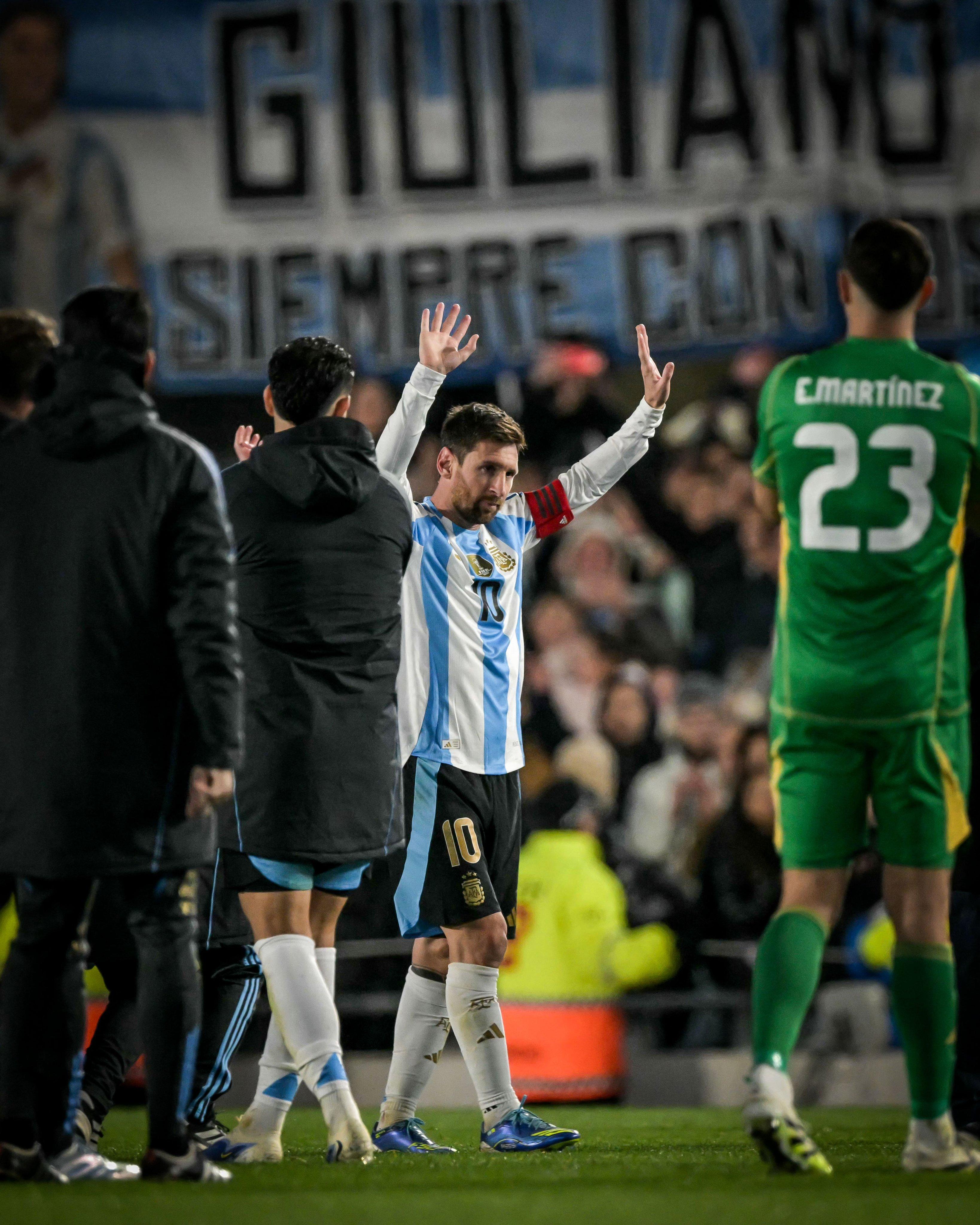 梅西领衔阿根廷国家队,准备参加世界杯预选赛 梅西领衔阿根廷国家队,准备参加世界杯预选赛