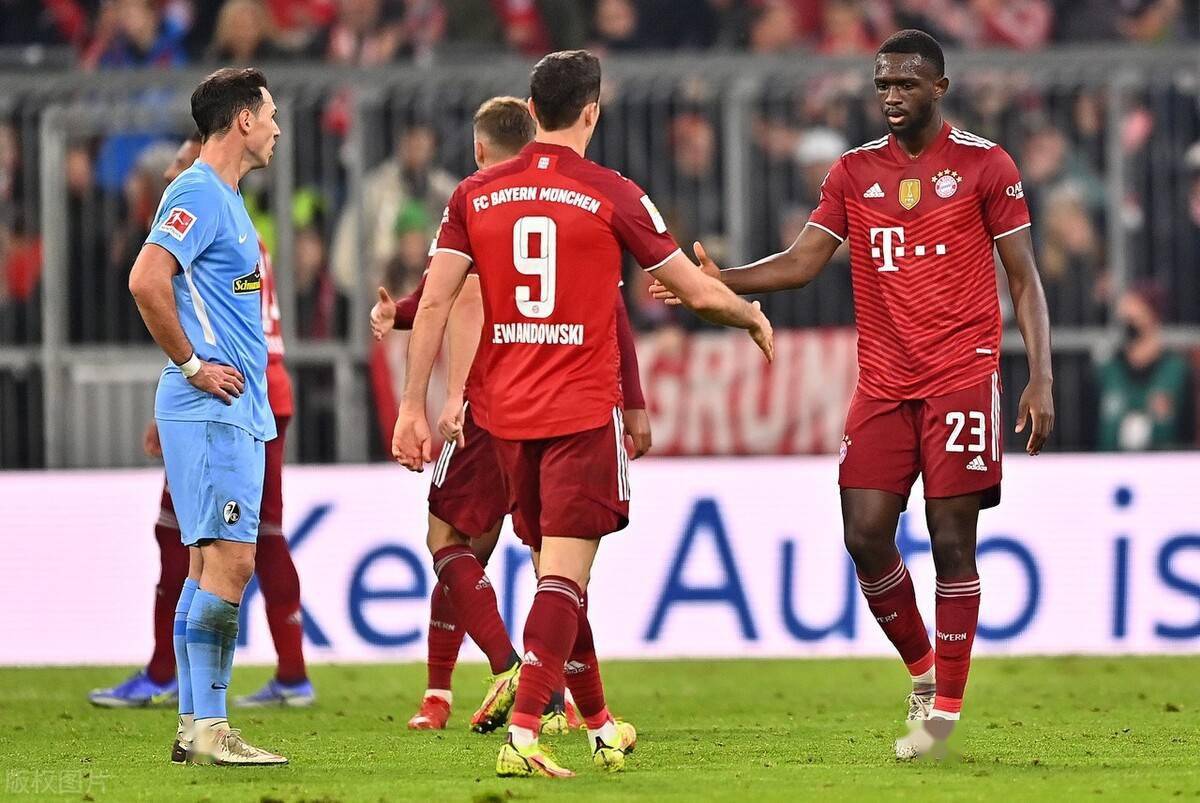 拜仁3-1沙尔克04:莱万遭非礼,武磊替补出场 拜仁3-1沙尔克04:莱万遭非礼,武磊替补出场