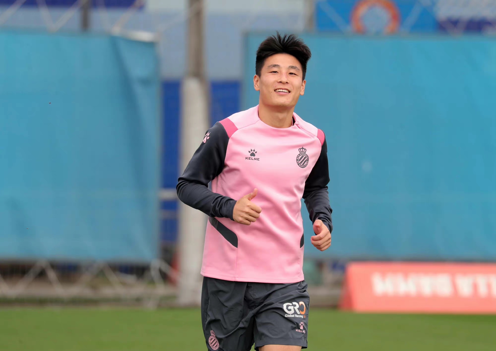 拜仁3-1沙尔克04:莱万遭非礼,武磊替补出场 拜仁3-1沙尔克04:莱万遭非礼,武磊替补出场